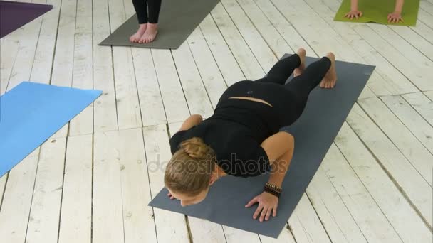 Istruttore di yoga che mostra asana ai giovani frequentatori attivi — Video Stock