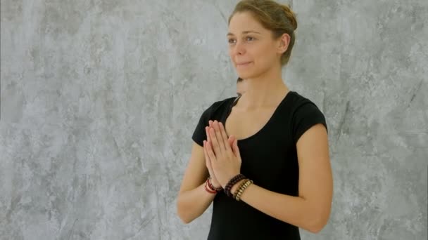 Retrato de una joven negra positiva practicando yoga y riéndose — Vídeo de stock