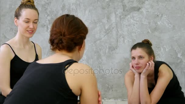 Gruppe von Frauen sitzen und entspannen nach einer langen Yoga-Stunde — Stockvideo