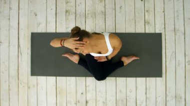 Gülümseyen kadın germe boyun mat içinde jimnastik salonu