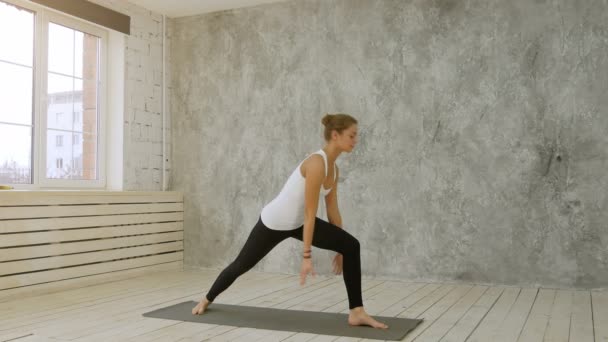 Hermosa mujer haciendo el primer paso de surya namaskar, saludo al sol — Vídeos de Stock