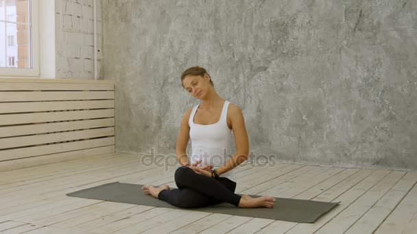 成熟的女人，伸展她的脖子上，远看瑜伽班的肖像 — 图库视频影像
