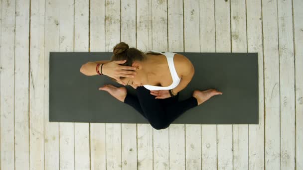 Femme souriante étirant le cou sur le tapis dans la salle de gym — Video