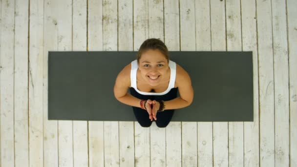 Kamera gülümseyen seyir namaste hareketi ile yoga yaparken mutlu olgun kadın — Stok video