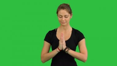 Namaste Mudra jest Chroma anahtar yeşil ekran kapalı gözler ile meditasyon kadınla