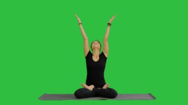 Lotus kadın pratik yoga poz namaste el jest üstünde a yeşil perde, Chroma Key ile