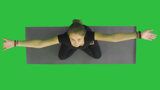 운동, 나 마스 테, 명상, 호흡, 그린 스크린, 크로마 키에 휴식에 손바닥과 로터스 위치에 앉아 매력적인 젊은 여자의 초상화 — 비디오