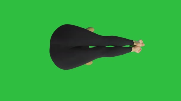 Flicka gör yoga asana upavishtha konasana shirshasana, bunden vinkel Pose i huvudet står på en grön skärm, Chroma Key — Stockvideo