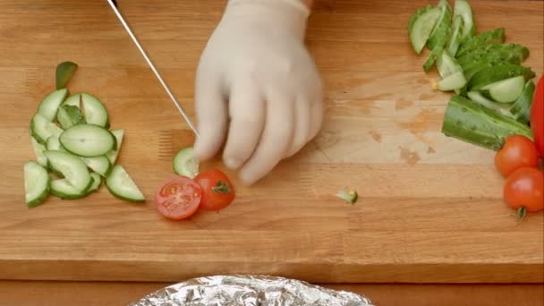 Mannelijke chef-kok hand snijden tomaat op bord met scherp mes te snijden — Stockvideo