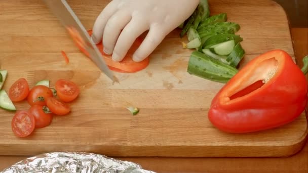 Mãos masculinas cortando pimenta vermelha para salada — Vídeo de Stock