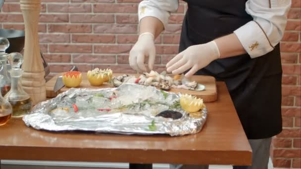Chef voorbereiding van verse zeevruchten to cook het — Stockvideo