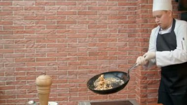 Paella ile swafood, hazırlama Şef yemek pan uçan ile karıştırma