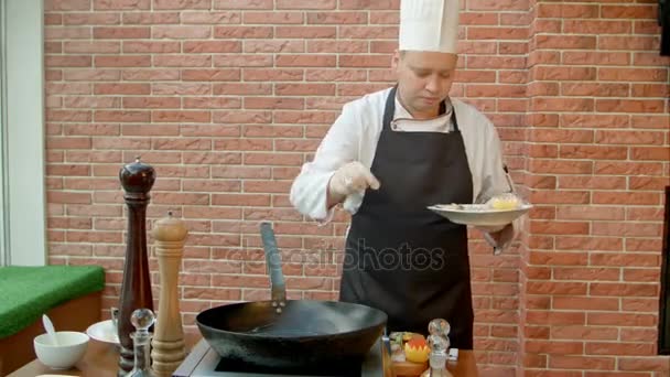 Chef profesional cocinando mariscos en sartén — Vídeo de stock