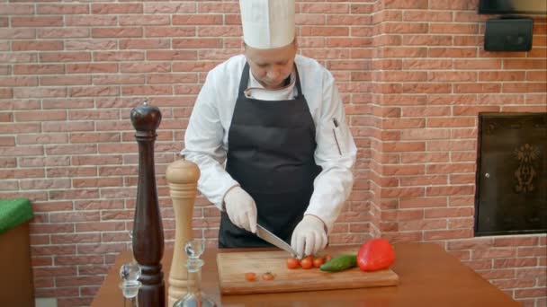 Chef cortando tomates en la cocina — Vídeo de stock