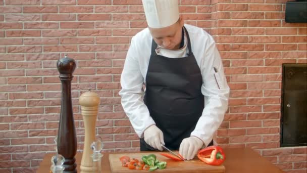 Koch schneidet Paprika für Salat
