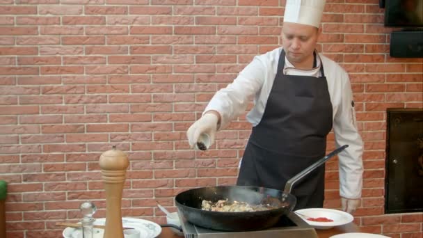 Chef colocando colheres com especiarias para a panela, prepearing frutos do mar — Vídeo de Stock