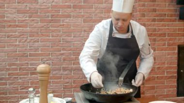 Yemek tatma ve kaydırmak için tuz koyarak Şef