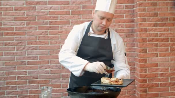 Chef decorating plate with prepared dumplings — Stock Video