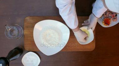 Yumurta sarısı un plaka üzerine koyarak.