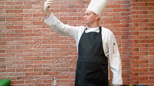 Cocinero cocinero haciendo selfie vía smartphone en la cocina — Vídeos de Stock