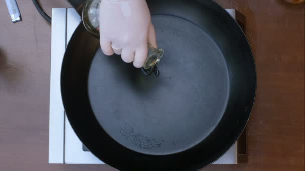 橄榄油倒入煎锅从瓶子 — 图库视频影像