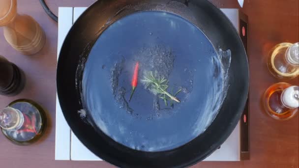 Τοποθέτηση φρέσκα θαλασσινά στο τηγάνι — Αρχείο Βίντεο