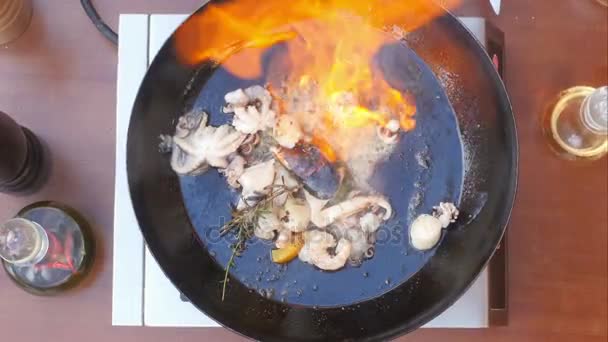Μαγείρεμα θαλασσινά στο τηγάνι με φλόγα — Αρχείο Βίντεο