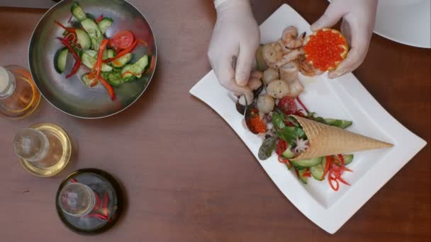 Decoración de ensalada de verduras frescas con caviar — Vídeo de stock