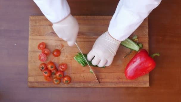 Cortar el pepino en una tabla de madera — Vídeos de Stock