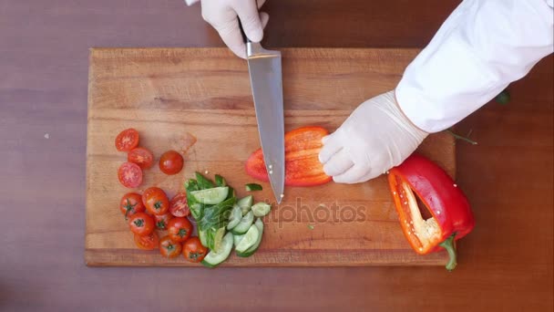 Chef cutting red bell pepper — Stock Video