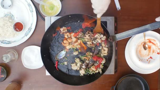 Frutos do mar frescos na frigideira em chamas — Vídeo de Stock