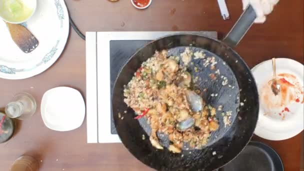Mencampur paella dan makanan laut dalam panci, memasak — Stok Video