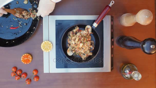 Decorating seafood paella with lemon — Stock Video