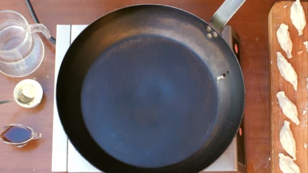Налить оливковое масло на сковороду — стоковое видео