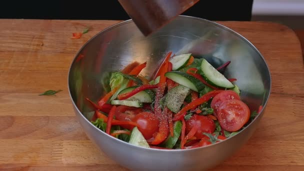 Seasoning vegetable salad with salt or pepper — Stock Video