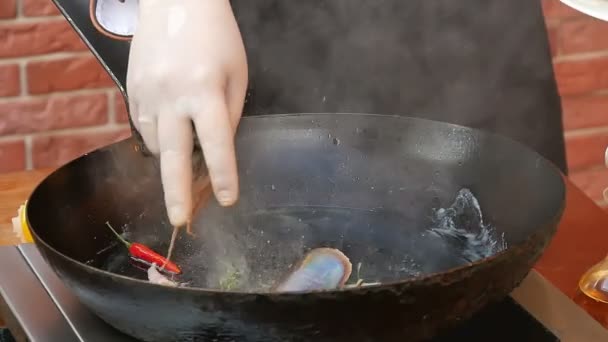 Положить свежие морепродукты в кастрюлю — стоковое видео