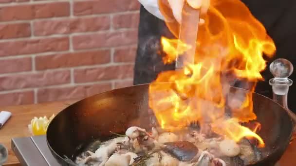 Kochen mit Flamme in der Pfanne — Stockvideo