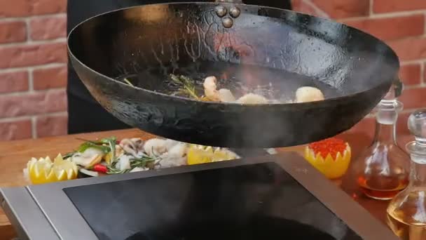 Cocinar y mezclar mariscos en la sartén — Vídeo de stock