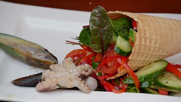 Положить морепродукты в овощной салат на тарелку — стоковое видео