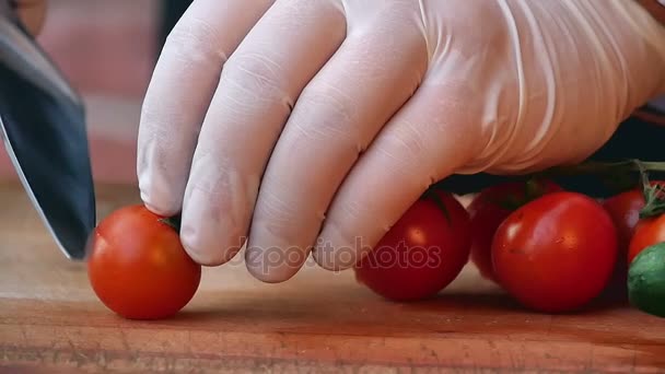 Memotong tomat di belakang sayuran segar — Stok Video