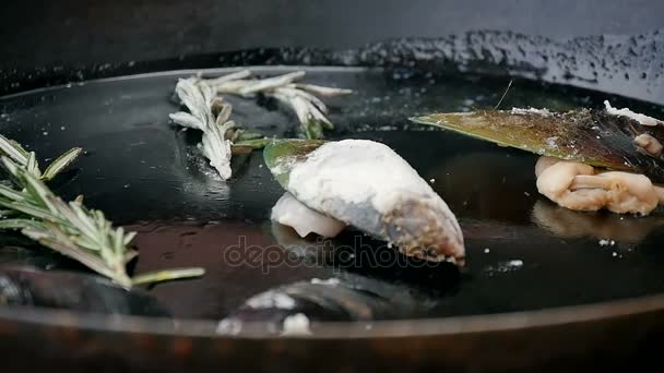 Приготовление морепродуктов в муке на сковороде — стоковое видео
