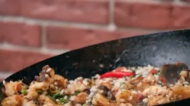 Bu karıştırma deniz ürünleri tavada, sinek