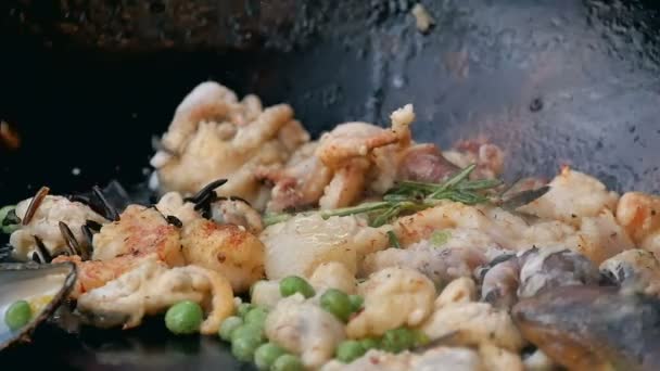 Zetten van kruiden voor het koken van gebakken zeevruchten — Stockvideo