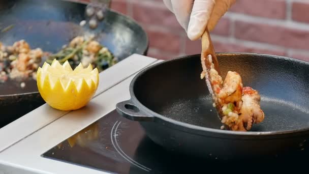 Deniz ürünleri ile hazırlanan paella plaka üzerine koyarak — Stok video