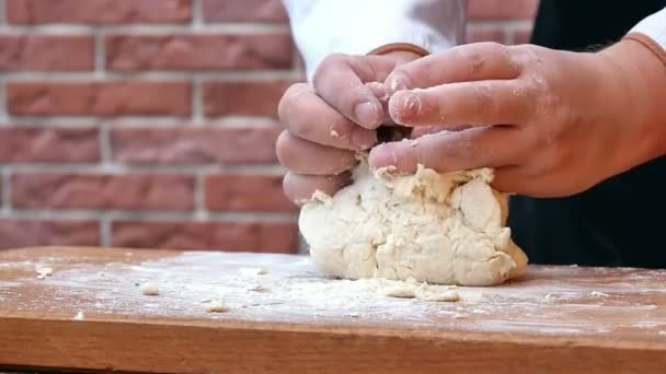 Делать тесто, коленопреклонять колени на кухне — стоковое видео