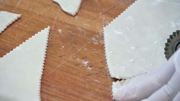 Tablo üzerinde silindir bıçaklı hamur kesme — Stok video