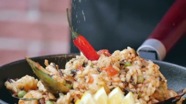 Çanak bitirme paella için saly koyarak