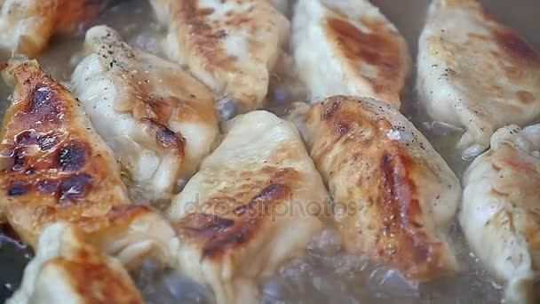 boulettes frites cuisson dans une poêle 