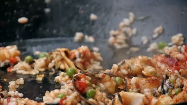 Salz in die Pfanne zum Kochen von Meeresfrüchten — Stockvideo