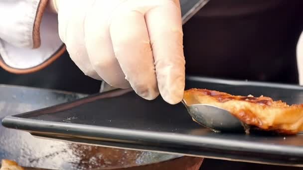 Poner albóndigas fritas en un plato — Vídeos de Stock